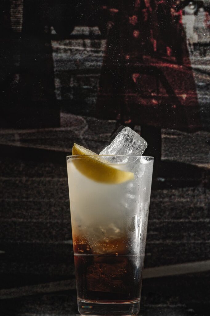 Long Island Iced Tea mit Eiswürfeln, Zitronenscheibe und moderner Cocktailpräsentation