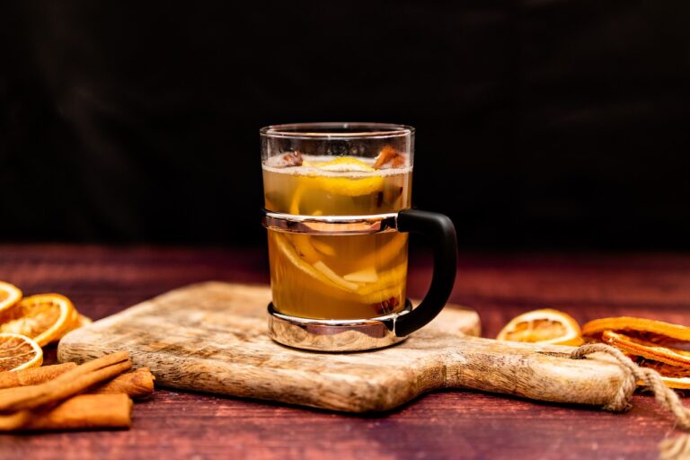 Warmer Kräutertee als Teil moderner Sauna-Hydration und bewusster Wellnessregeneration