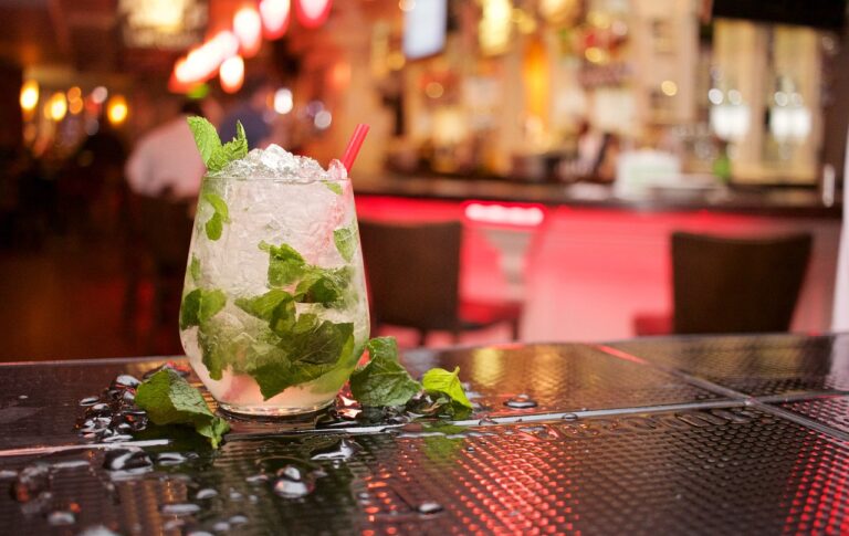 Frischer Mojito mit Minze, Limette und kubanischer Barkultur in stilvoller Cocktailatmosphäre