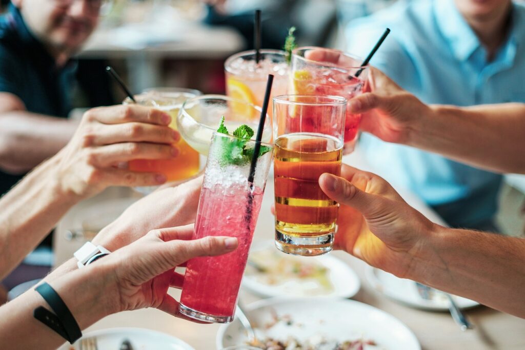 Moderne Partygetränke und Cocktails bei stilvoller Sommeratmosphäre mit Freunden