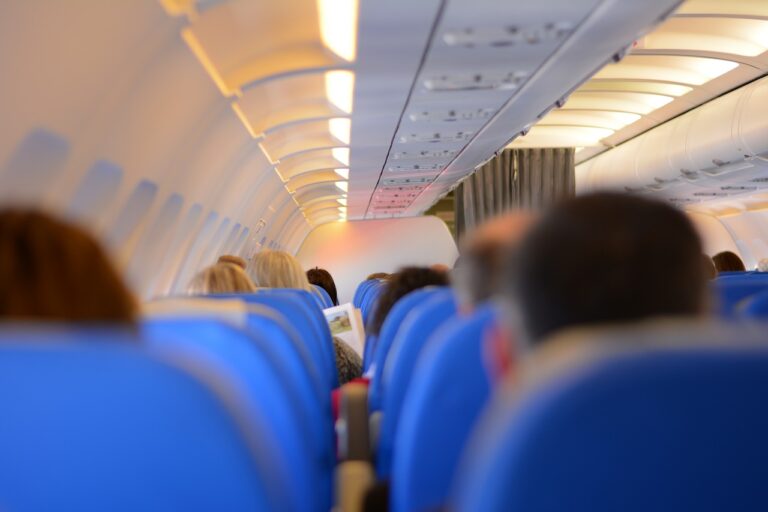 Passagiere im Flugzeug während einer modernen Flugreise mit Fokus auf Hydration und Kabinenatmosphäre